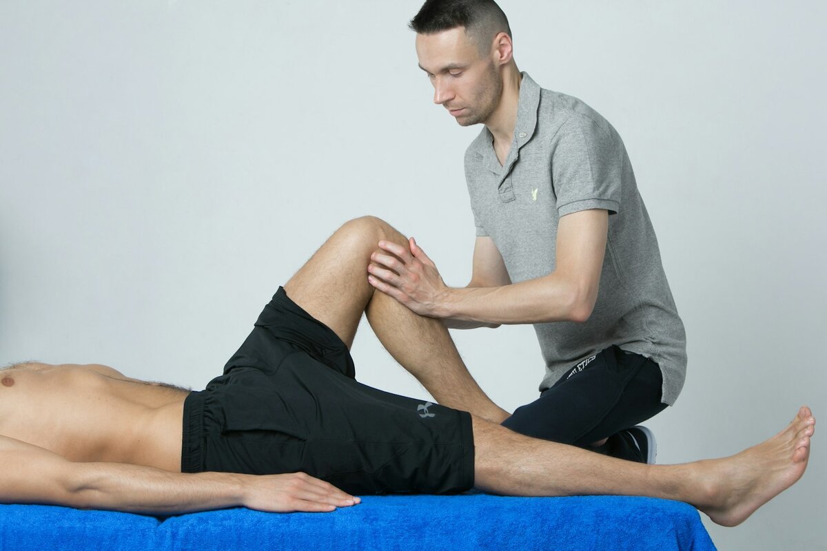Clinician examining a patient's knee — the surgical context behind the meniscus-clearance scenario the AI was tested against.